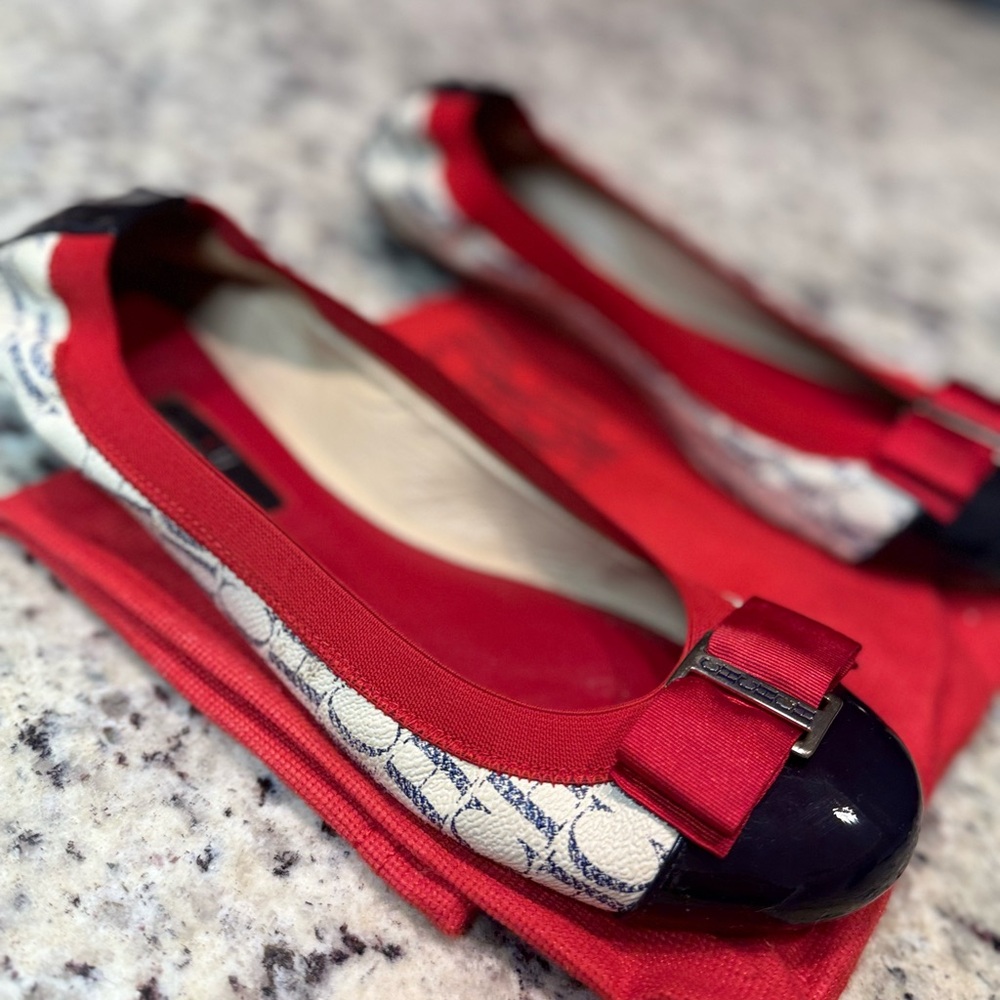 CH Carolina Herrera LACITO INSIGNIA LEATHER BALLET FLATS
